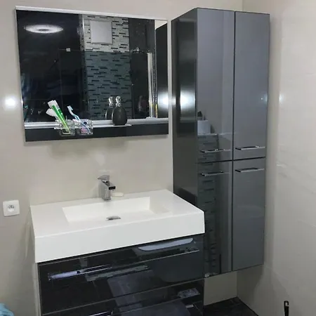 Luxus Ferienwohnung Mit Riesen Garten Und Beheiztem Swimmingpool Villa *