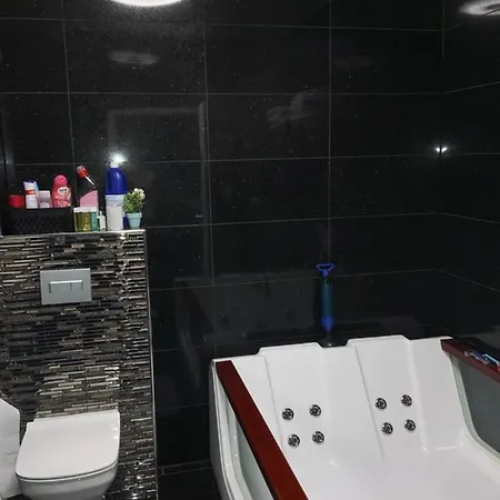 Villa Luxus Ferienwohnung Mit Riesen Garten Und Beheiztem Swimmingpool *