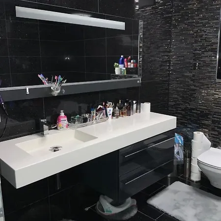 Luxus Ferienwohnung Mit Riesen Garten Und Beheiztem Swimmingpool