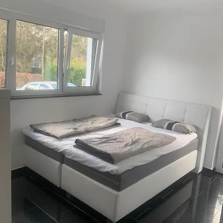 Luxus Ferienwohnung Mit Riesen Garten Und Beheiztem Swimmingpool فيلة Raeren