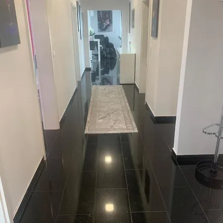 Luxus Ferienwohnung Mit Riesen Garten Und Beheiztem Swimmingpool فيلة
