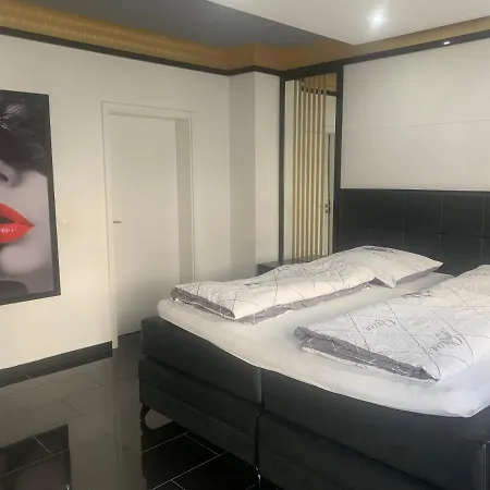 Luxus Ferienwohnung Mit Riesen Garten Und Beheiztem Swimmingpool * Raeren