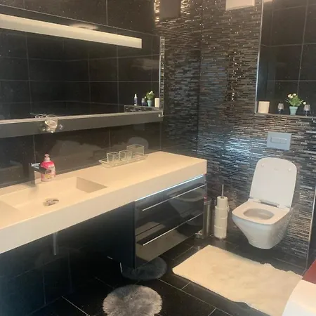 Luxus Ferienwohnung Mit Riesen Garten Und Beheiztem Swimmingpool Villa