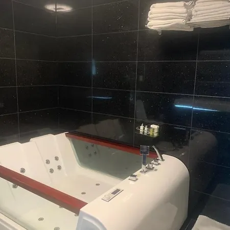 Luxus Ferienwohnung Mit Riesen Garten Und Beheiztem Swimmingpool * Raeren