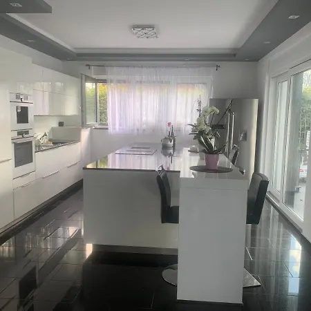Luxus Ferienwohnung Mit Riesen Garten Und Beheiztem Swimmingpool *