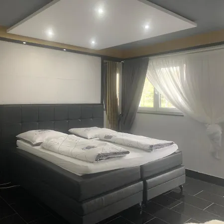 Luxus Ferienwohnung Mit Riesen Garten Und Beheiztem Swimmingpool Villa
